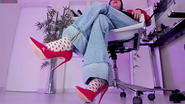 hannah howeell   online show from April 21, 9:59 am