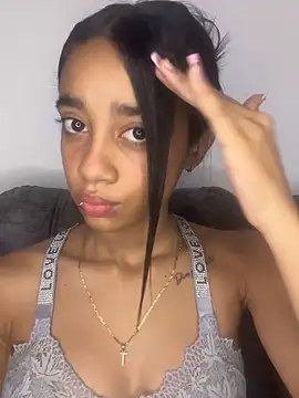 Snapshot of Zoe_Sweett18 chatting on February 19, 3:30 pm Zoe Sweett18 online show from February 19, 3:30 pm