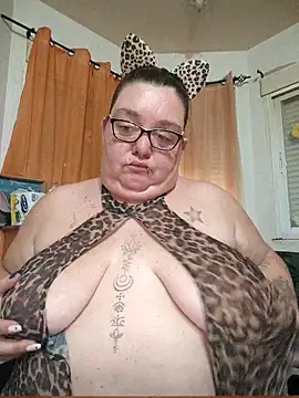 diosacurvy1984 online show from February 17, 9:28 am