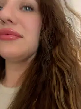 Snapshot of KiraBarlows chatting on June 4, 6:52 am KiraBarlows online show from June 4, 6:52 am