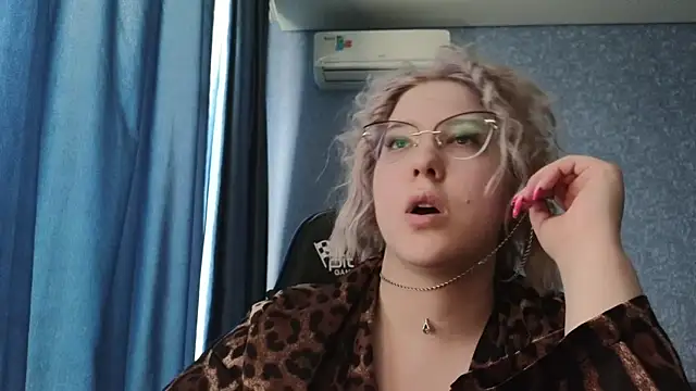 HotBrandyX online show from April 10, 8:30 am