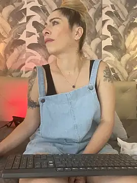 Snapshot of viktoria_davis_ chatting on April 21, 1:42 am viktoria davis online show from April 21, 1:42 am
