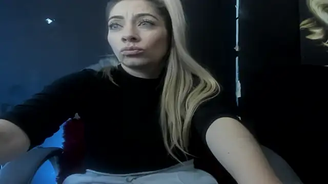 Snapshot of viktoria_davis_ chatting on April 29, 2:15 am viktoria davis online show from April 29, 2:15 am