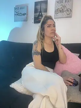 Snapshot of viktoria_davis_ chatting on May 15, 12:39 am viktoria davis online show from May 15, 12:39 am