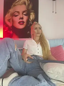Snapshot of viktoria_davis_ chatting on May 31, 12:19 am viktoria davis online show from May 31, 12:19 am