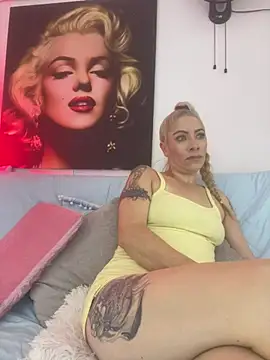 Snapshot of viktoria_davis_ chatting on June 2, 12:01 am viktoria davis online show from June 2, 12:01 am