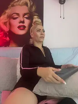 Snapshot of viktoria_davis_ chatting on June 4, 1:11 am viktoria davis online show from June 4, 1:11 am
