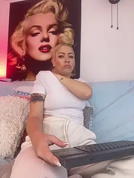 Snapshot of viktoria_davis_ chatting on June 5, 9:31 pm viktoria davis online show from June 5, 9:31 pm