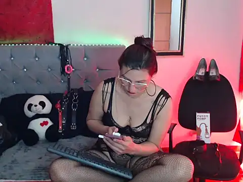 Snapshot of sachaclinford chatting on February 10, 1:59 pm sachaclinford online show from February 10, 1:59 pm