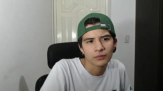 Snapshot of Dha_lia0 chatting on January 24, 3:22 am Dha lia0 online show from January 24, 3:22 am