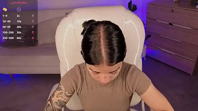 Nicole Foxx  online show from March 20, 7:30 pm