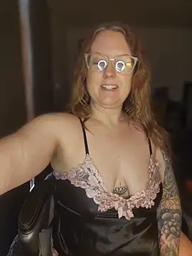 TattedMamaXOXO online show from April 17, 5:27 pm