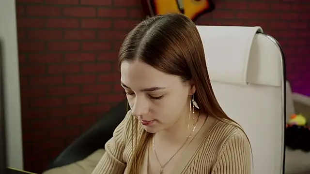 Snapshot of PamBeesly chatting on January 22, 9:24 am PamBeesly online show from January 22, 9:24 am