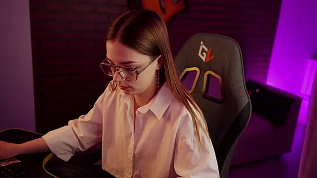 Snapshot of PamBeesly chatting on January 26, 8:14 am PamBeesly online show from January 26, 8:14 am