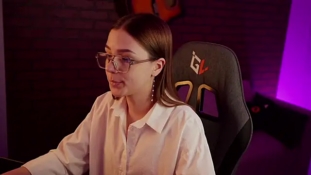 Snapshot of PamBeesly chatting on January 26, 2:41 pm PamBeesly online show from January 26, 2:41 pm