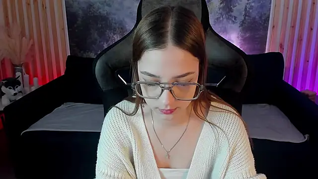 Snapshot of PamBeesly chatting on January 29, 8:08 am PamBeesly online show from January 29, 8:08 am