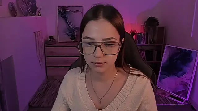 Snapshot of PamBeesly chatting on February 1, 11:43 am PamBeesly online show from February 1, 11:43 am