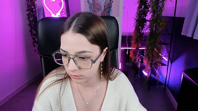 Snapshot of PamBeesly chatting on February 8, 8:09 am PamBeesly online show from February 8, 8:09 am