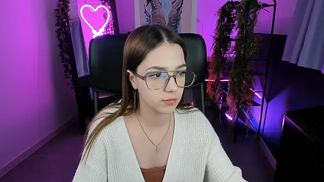 Snapshot of PamBeesly chatting on February 8, 2:16 pm PamBeesly online show from February 8, 2:16 pm