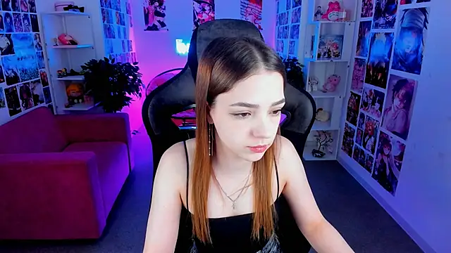 Snapshot of PamBeesly chatting on March 12, 8:08 am PamBeesly online show from March 12, 8:08 am