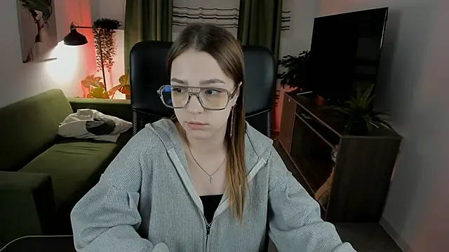 Snapshot of PamBeesly chatting on March 16, 12:11 pm PamBeesly online show from March 16, 12:11 pm