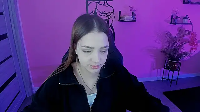 Snapshot of PamBeesly chatting on March 22, 8:29 am PamBeesly online show from March 22, 8:29 am