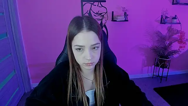 Snapshot of PamBeesly chatting on March 22, 11:32 am PamBeesly online show from March 22, 11:32 am