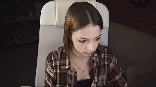 Snapshot of PamBeesly chatting on September 17, 9:00 am PamBeesly online show from September 17, 9:00 am