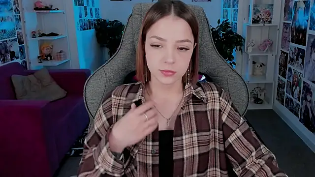 Snapshot of PamBeesly chatting on September 23, 9:01 am PamBeesly online show from September 23, 9:01 am