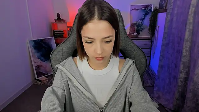 Snapshot of PamBeesly chatting on September 25, 8:29 am PamBeesly online show from September 25, 8:29 am