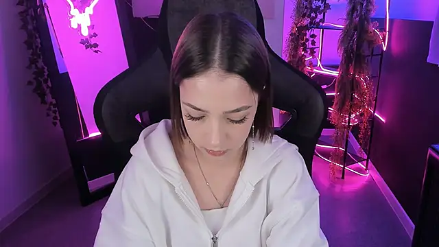 Snapshot of PamBeesly chatting on September 29, 8:19 am PamBeesly online show from September 29, 8:19 am