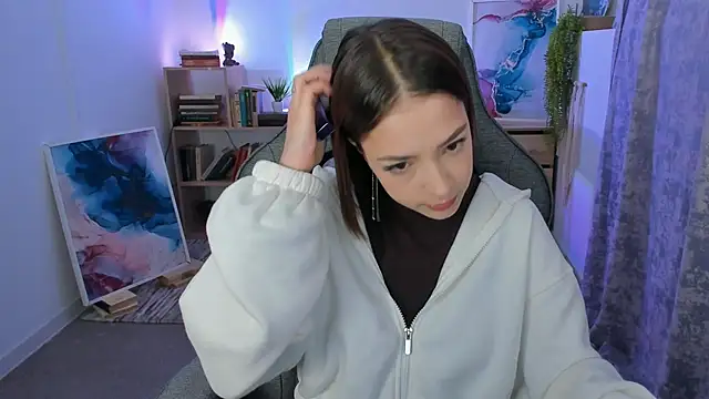 Snapshot of PamBeesly chatting on October 3, 8:33 am PamBeesly online show from October 3, 8:33 am