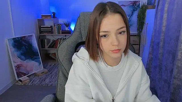 Snapshot of PamBeesly chatting on October 7, 7:49 am PamBeesly online show from October 7, 7:49 am