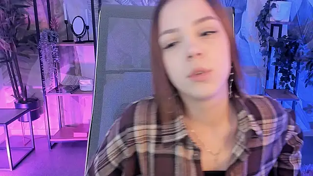 Snapshot of PamBeesly chatting on October 29, 8:49 am PamBeesly online show from October 29, 8:49 am