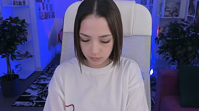 Snapshot of PamBeesly chatting on October 31, 11:11 am PamBeesly online show from October 31, 11:11 am