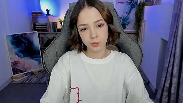 Snapshot of PamBeesly chatting on November 4, 8:35 am PamBeesly online show from November 4, 8:35 am