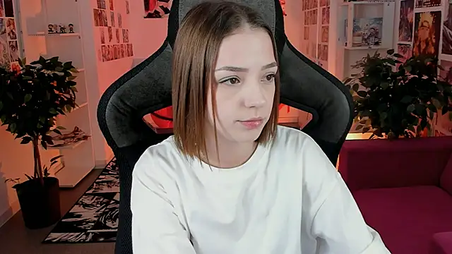 Snapshot of PamBeesly chatting on November 8, 11:21 am PamBeesly online show from November 8, 11:21 am