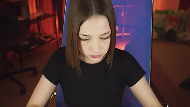 Snapshot of PamBeesly chatting on November 10, 10:47 am PamBeesly online show from November 10, 10:47 am