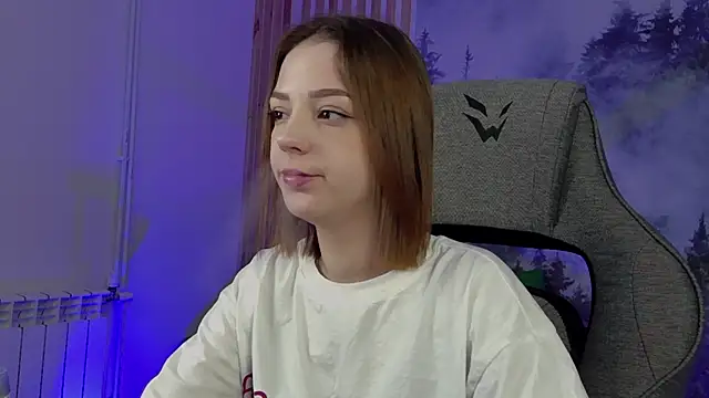 Snapshot of PamBeesly chatting on November 27, 9:11 am PamBeesly online show from November 27, 9:11 am