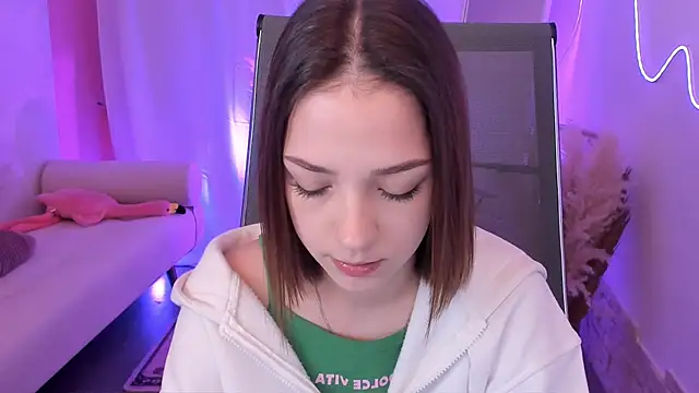 Snapshot of PamBeesly chatting on December 15, 8:51 am PamBeesly online show from December 15, 8:51 am