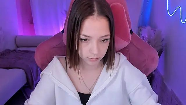 Snapshot of PamBeesly chatting on December 21, 8:43 am PamBeesly online show from December 21, 8:43 am