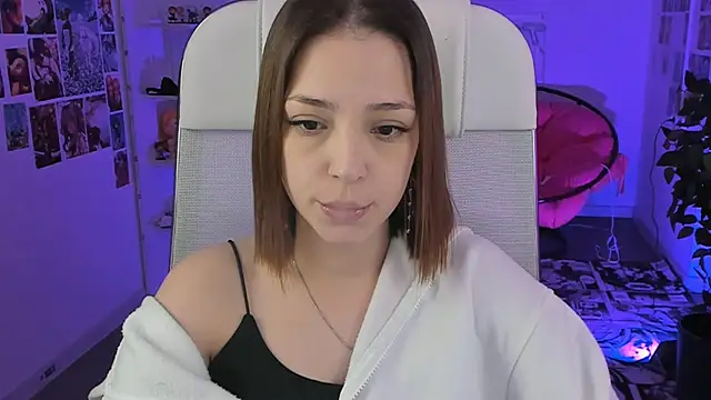 Snapshot of PamBeesly chatting on December 22, 3:20 pm PamBeesly online show from December 22, 3:20 pm