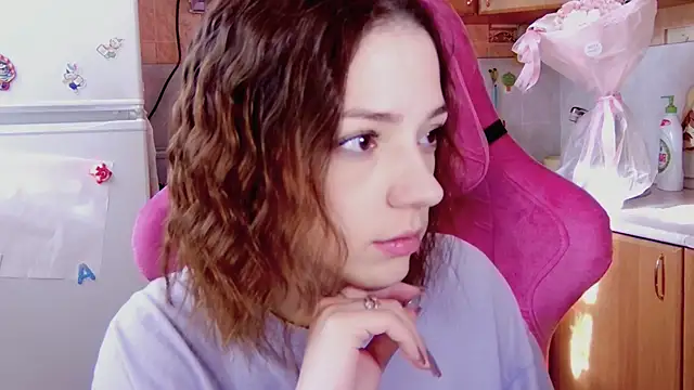 Snapshot of PamBeesly chatting on February 19, 9:27 am PamBeesly online show from February 19, 9:27 am