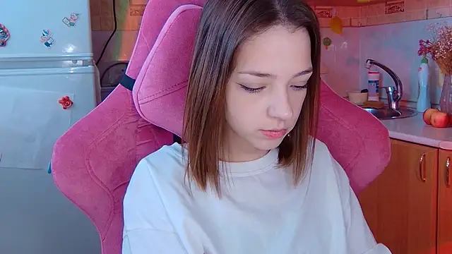 Snapshot of PamBeesly chatting on March 2, 9:27 am PamBeesly online show from March 2, 9:27 am