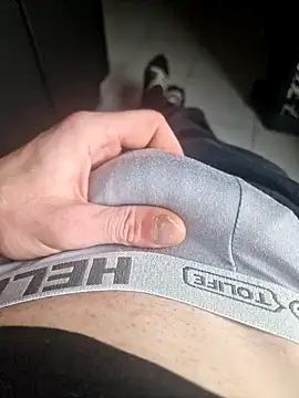 Snapshot of guilove5 chatting on February 2, 12:13 pm guilove5 online show from February 2, 12:13 pm