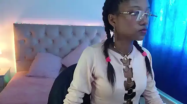 Snapshot of LITTLEDOLLHOT chatting on February 6, 5:09 pm LITTLEDOLLHOT online show from February 6, 5:09 pm