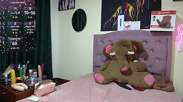 Snapshot of Emmie_Hot chatting on May 13, 11:51 am Emmie Hot online show from May 13, 11:51 am