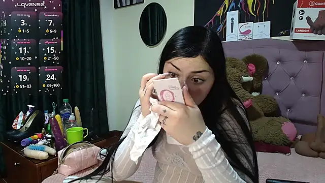 Snapshot of Emmie_Hot chatting on June 5, 11:49 am Emmie Hot online show from June 5, 11:49 am