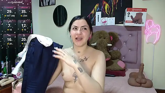 Snapshot of Emmie_Hot chatting on June 6, 11:59 am Emmie Hot online show from June 6, 11:59 am