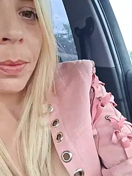 Snapshot of SweetyNinaOff1 chatting on May 2, 3:17 pm SweetyNinaOff1 online show from May 2, 3:17 pm